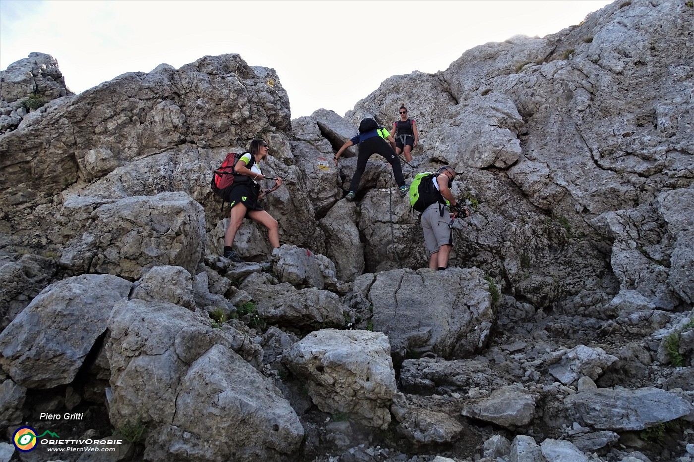 48 Passaggi attrezzati con catene su roccette con attenzione.JPG